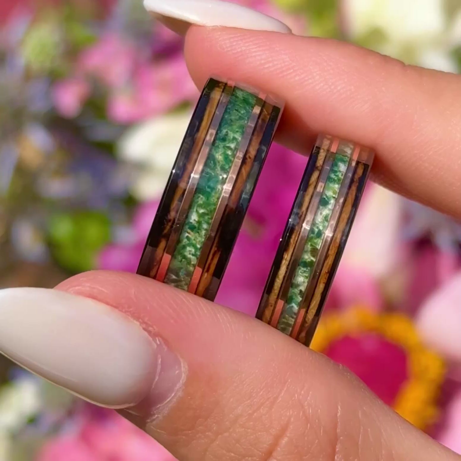 Waldgold – Ringe für Paare – Wolframring – Einlage aus grünem Moosachat – Jubiläumsring, Ehering – Monetto-Ringe