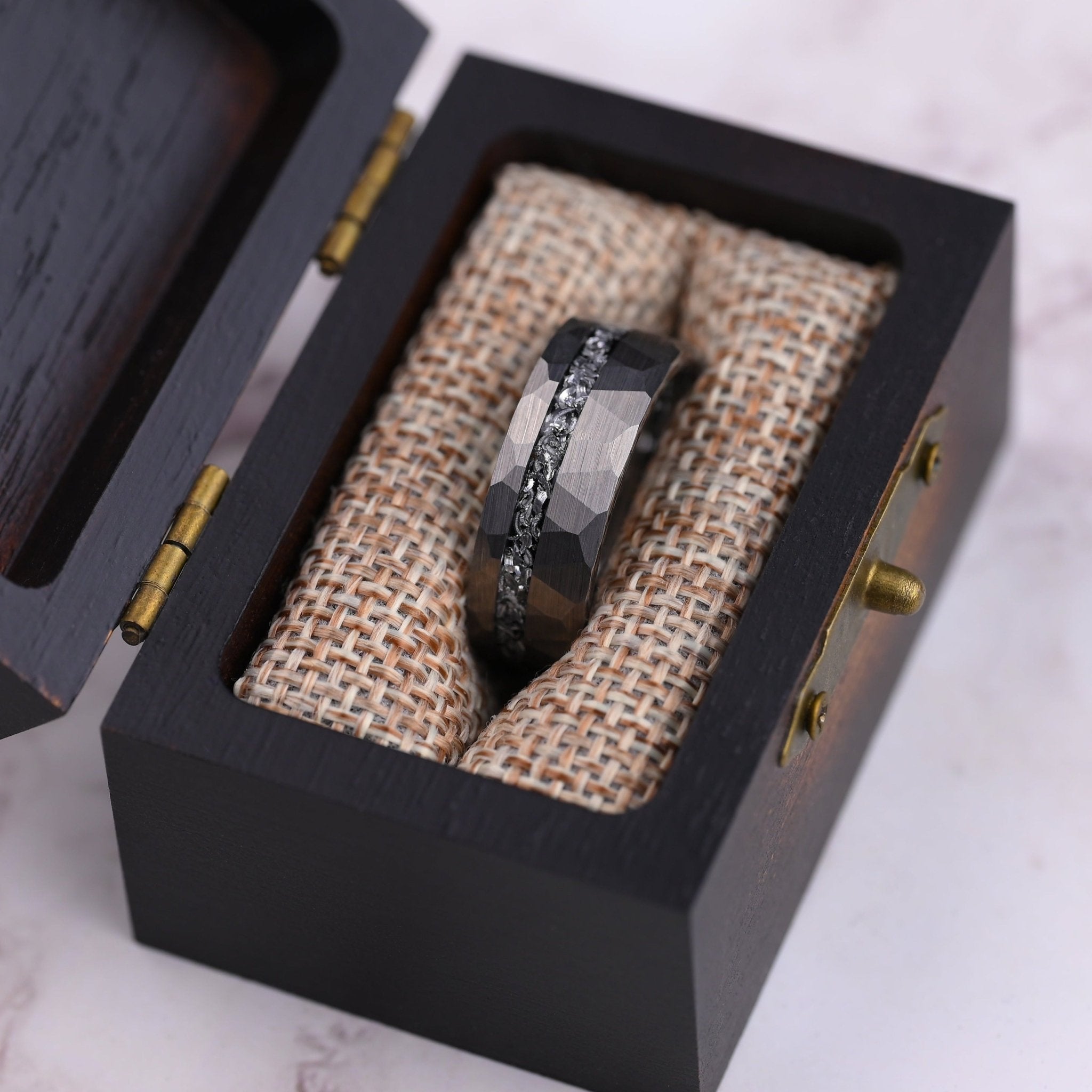 Ringe für Männer aus Silber Wolfram mit Meteoriteneinlage