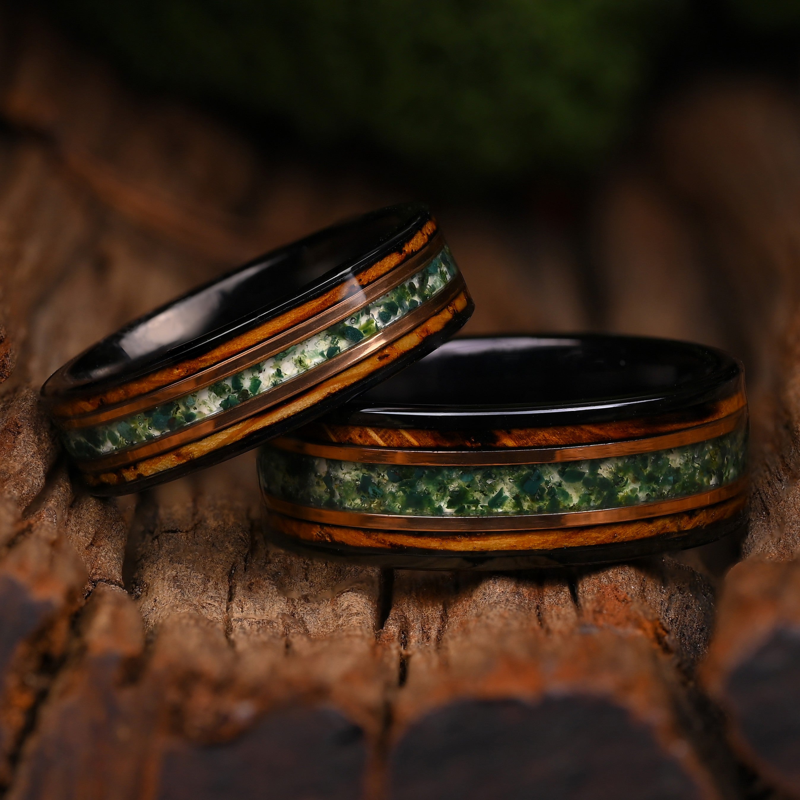 Waldgold – Ringe für Paare – Wolframring – Einlage aus grünem Moosachat – Jubiläumsring, Ehering – Monetto-Ringe