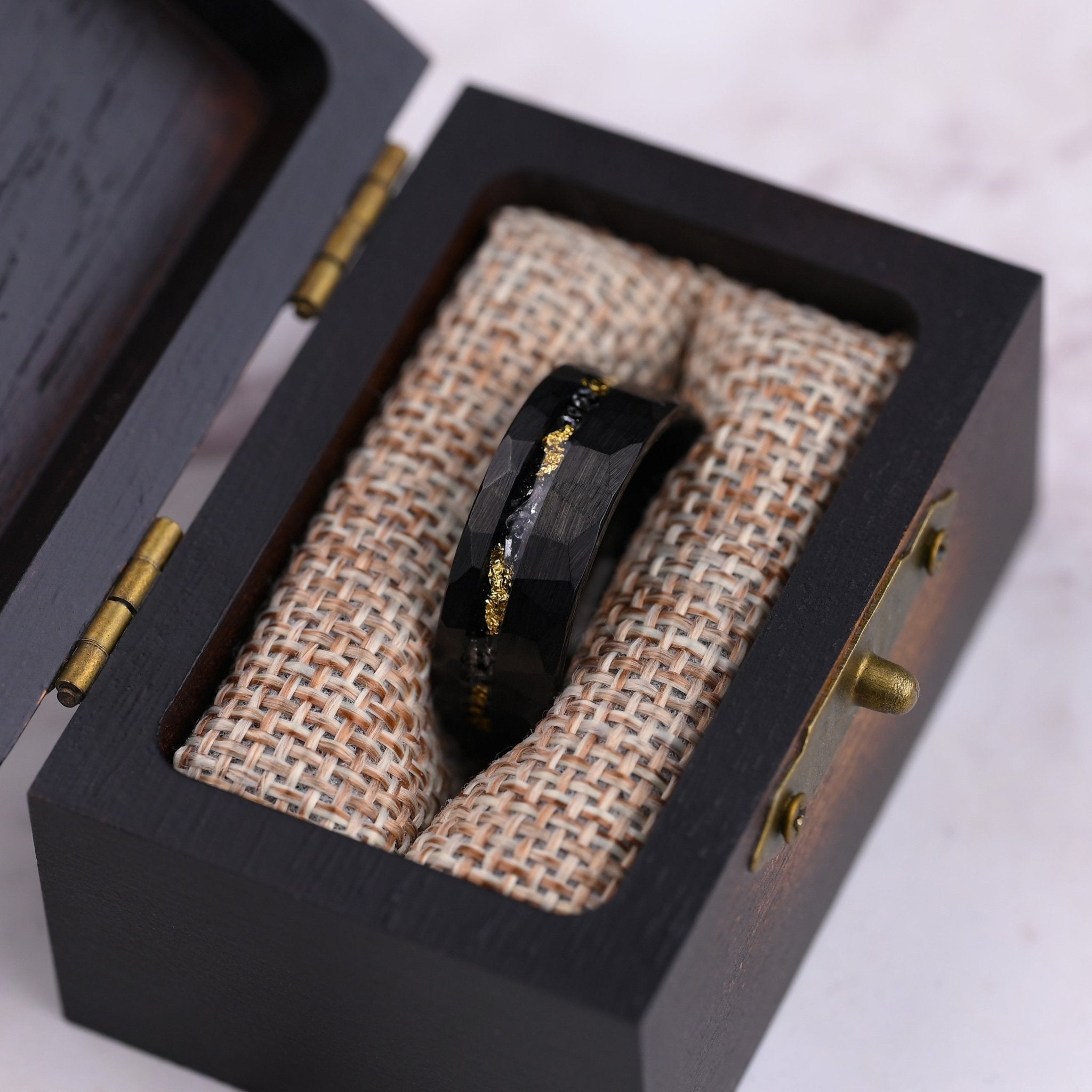 Ringe für Paare aus schwarzem Wolfram mit 24k Blattgold und Meteoriteneinlage